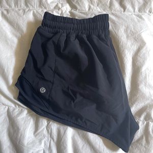 black lululemon hotty hot shorts (2.5 length)